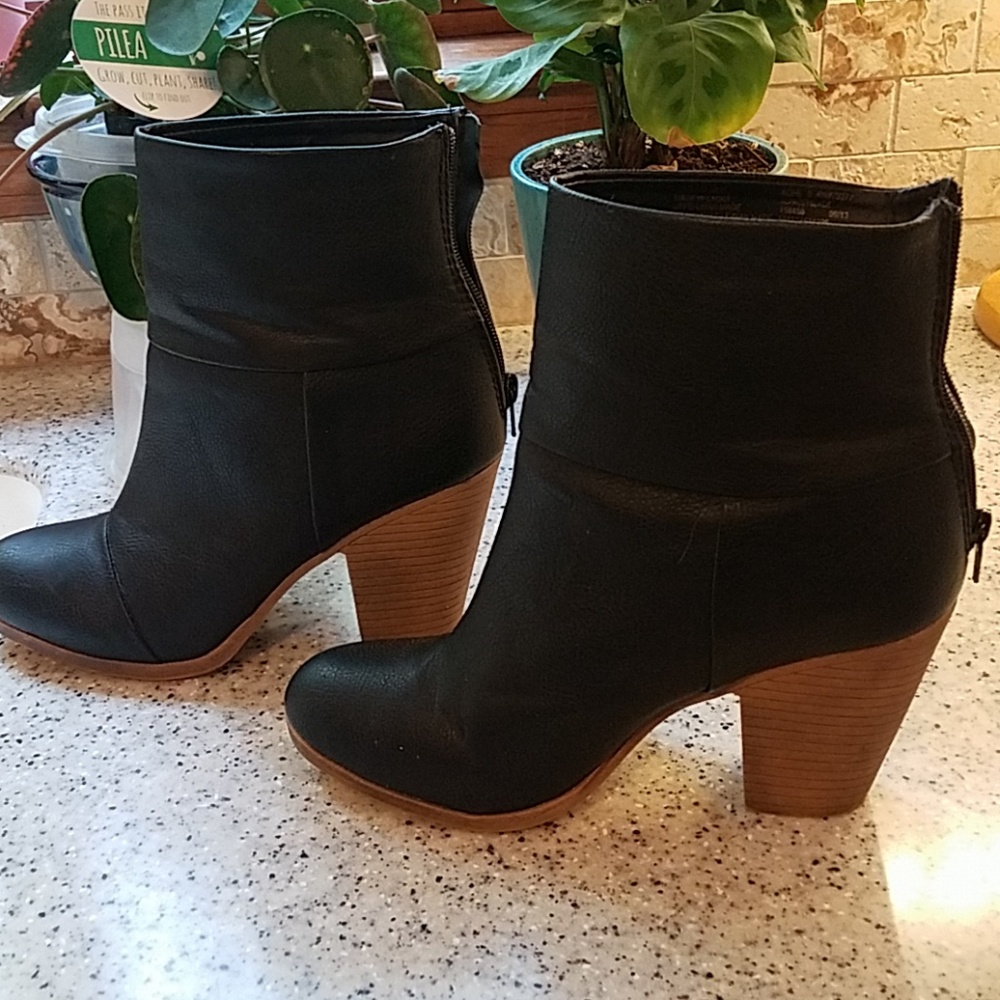 Boots - Picture 3 of 5